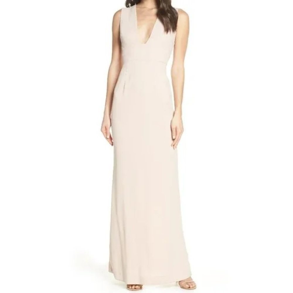 Foxiedox beige cream Laguna sleeveless back‎ slit vneck gown Medium size.